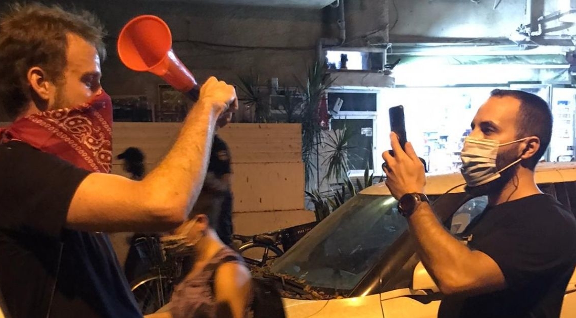 אביחי גרין מול שוטר סמוי שצילם אותו בהפגנה