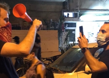 אביחי גרין מול שוטר סמוי שצילם אותו בהפגנה