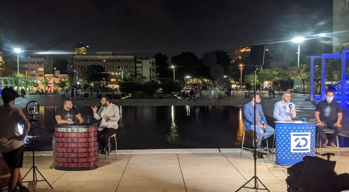 השידור של המקום הכי חם אתמול מכיכר הבימה לצד ערוץ 20