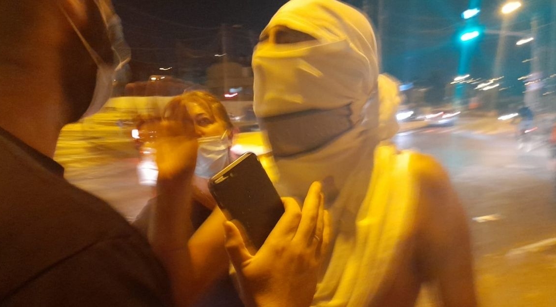 איש רעול פנים תוקף מפגינים אמש בצומת פת בירושלים אמש