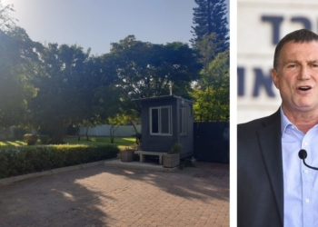 אדלשטיין והגינה הציבורית ליד ביתו | צילום: פלאש 90 ושרון שפורר