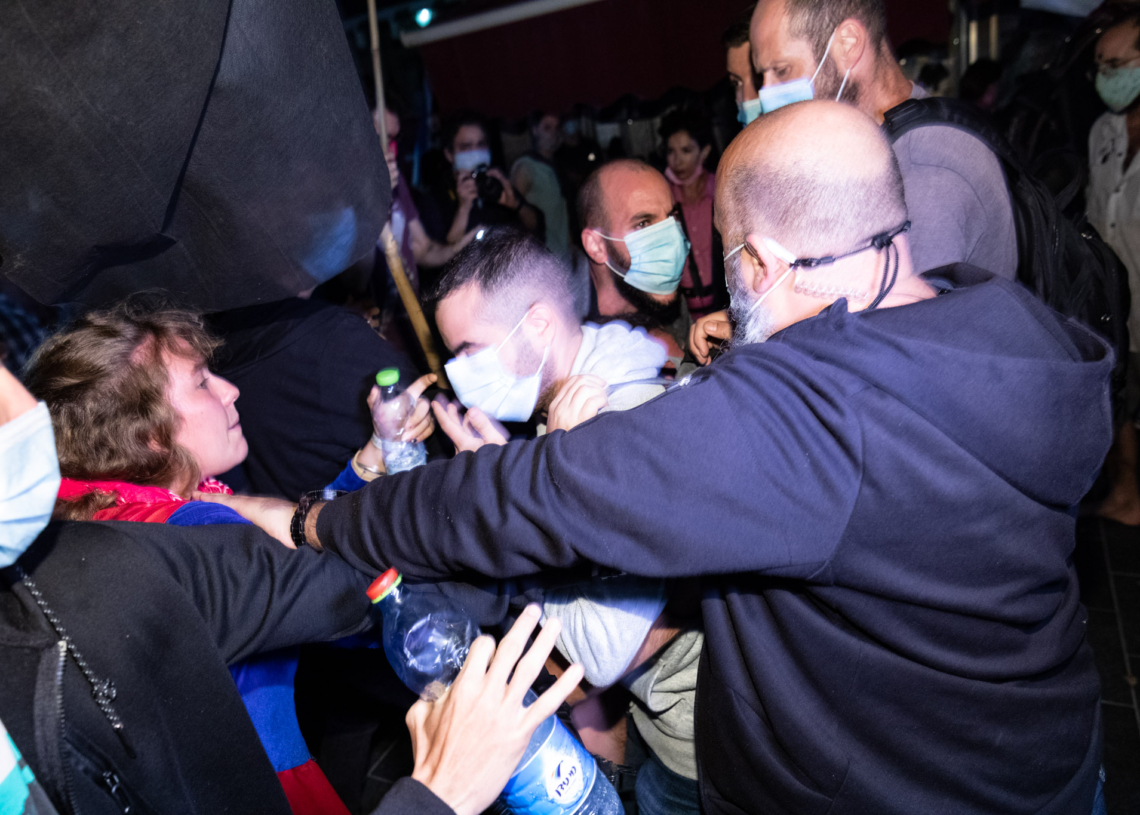 עימות בין שוטרים סמויים למפגינים שדרשו מהם להזדהות אחרי פציעתו של סשה ירמקוב | צילום: מולי גולדברג