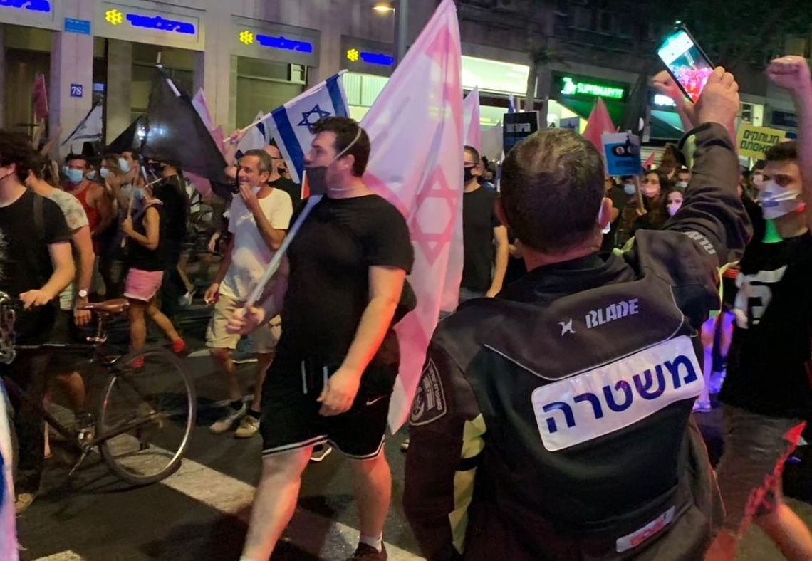 שוטר מצלם מפגינים בצעדה בתל אביב | שימוש לפי סעיף 27 א׳ לחוק זכויות יוצרים