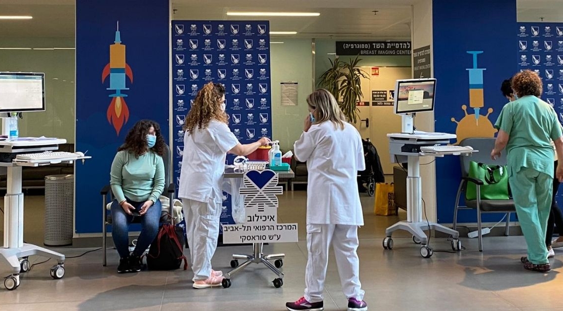 תחנת חיסון באיכילוב | צילום: עינת פישביין