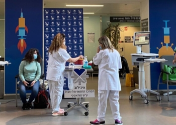 תחנת חיסון באיכילוב | צילום: עינת פישביין