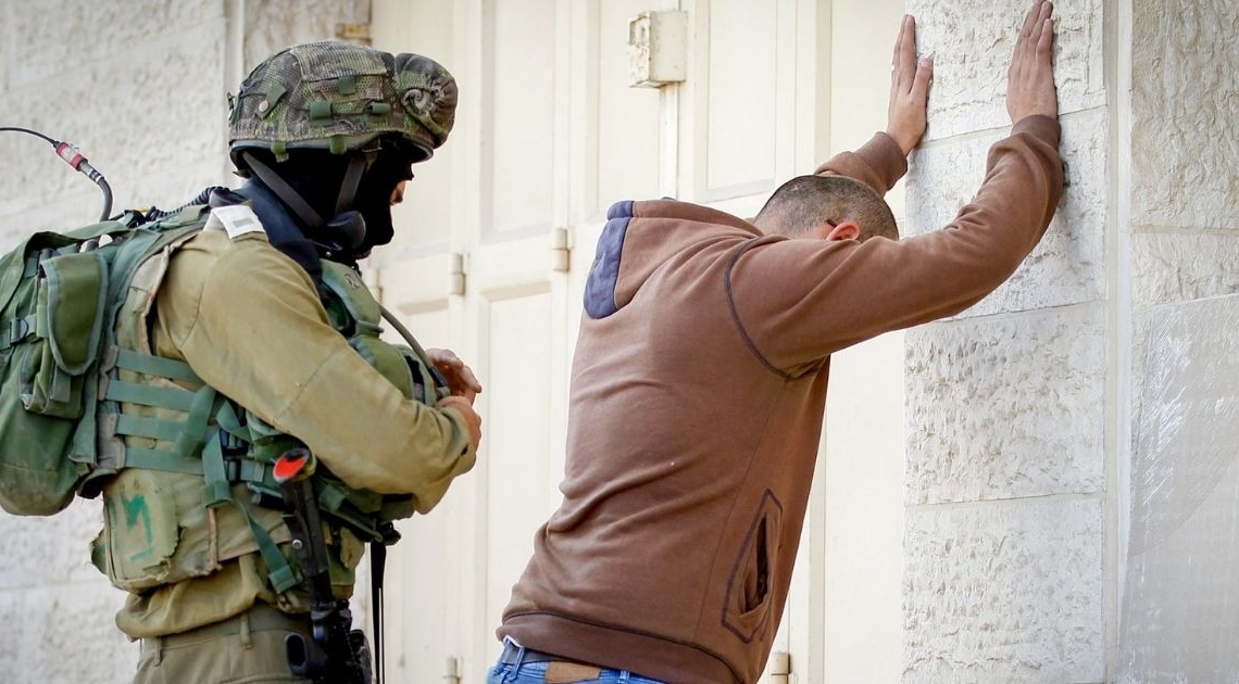 חיפוש על צעיר פלסטיני בחברון | צילום: Wisam Hashlamoun/Flash90