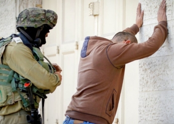 חיפוש על צעיר פלסטיני בחברון | צילום:  Wisam Hashlamoun/Flash90