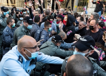 שוטרים הודפים מפגינים מבית ראש הממשלה ביום שבת האחרון, זיו ברטפלד נעצר | צילום: מולי גולדברג