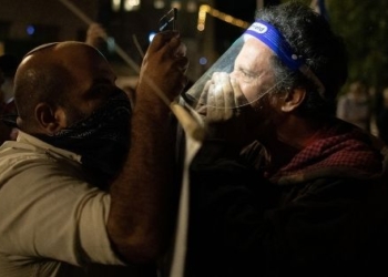 מפגינים מימין ומשמאל בבלפור, אוקטובר 2020 | צילום: יונתן זינדל, פלאש 90