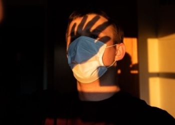 לא יוצאים מהבית, בני נוער בתקופת קורונה | צילום: שאטרסטוק