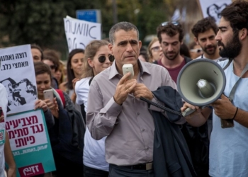 מוסי רז בהפגנה. צילום: יונתן זינדל, פלאש 90