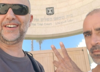 יגאל רמב"ם וערן ורד מחוץ לבית המשפט באילת