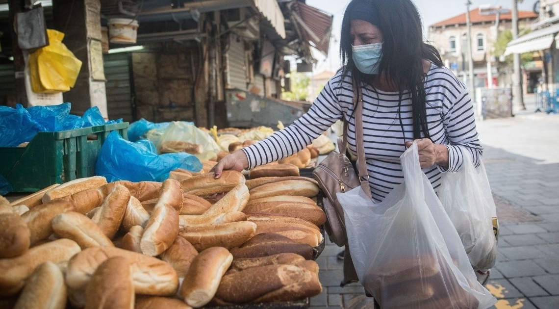דוכן לחם במחנה יהודה | צילום: יונתן סינדל, פלאש 90