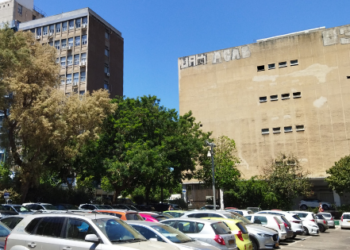 בית הקירור על רקע מגרש החניה