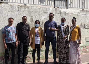 הורים מהקהילה האריתראית על רקע בית הספר קוממיות בבני ברק | צילום: מאשה אברבוך