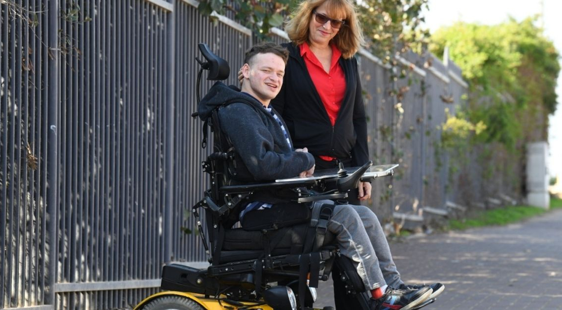 גלי ובנה. "אני לא מעוניינת להוציא אותו לבית כלא קטן, שבו יגבילו אותו"  צילום: ראובן קסטרו, וואלה