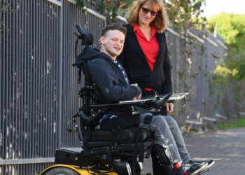 גלי ובנה. "אני לא מעוניינת להוציא אותו לבית כלא קטן, שבו יגבילו אותו"  צילום: ראובן קסטרו, וואלה