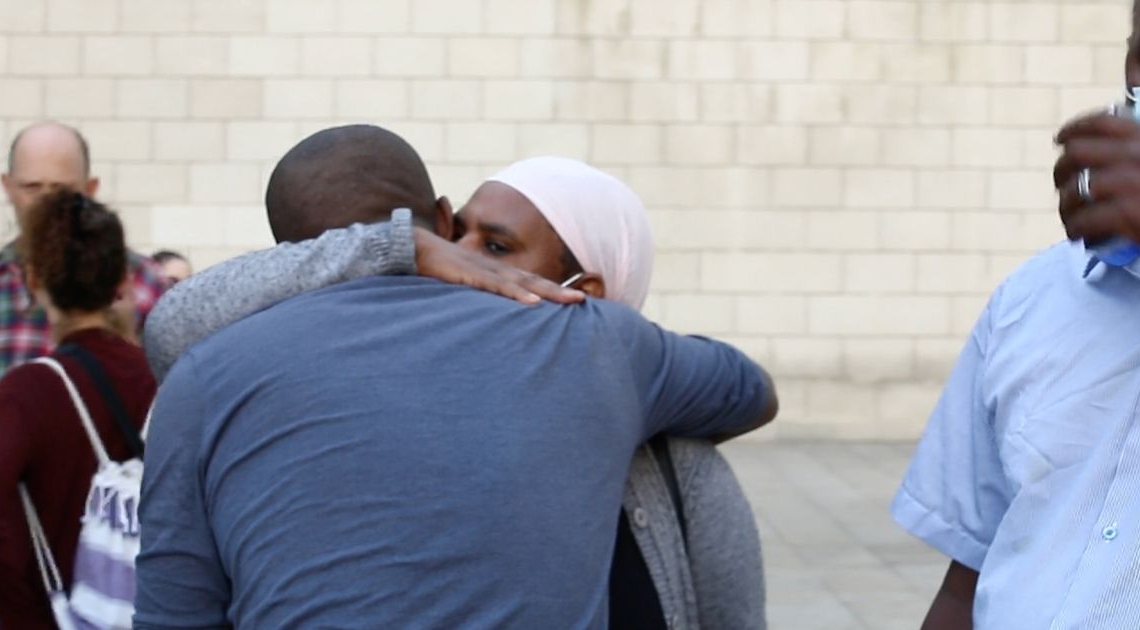 אמו של סלומון טקה, וובג'יג, מחוץ לבית המשפט בחיפה | צילום: גיא עמיאל