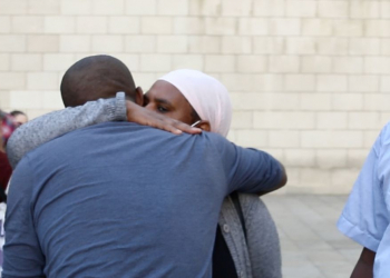 אמו של סלומון טקה, וובג'יג, מחוץ לבית המשפט בחיפה | צילום: גיא עמיאל