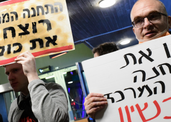 הפגנה לסגירת התחנה המרכזית בתל אביב, דצמבר 2021 | צילום: תומר נויברג, פלאש90