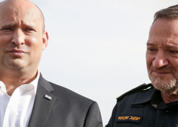 המפכ"ל קובי שבתאי וראש הממשלה נפתלי בנט | נועם רבקין פלאש 90