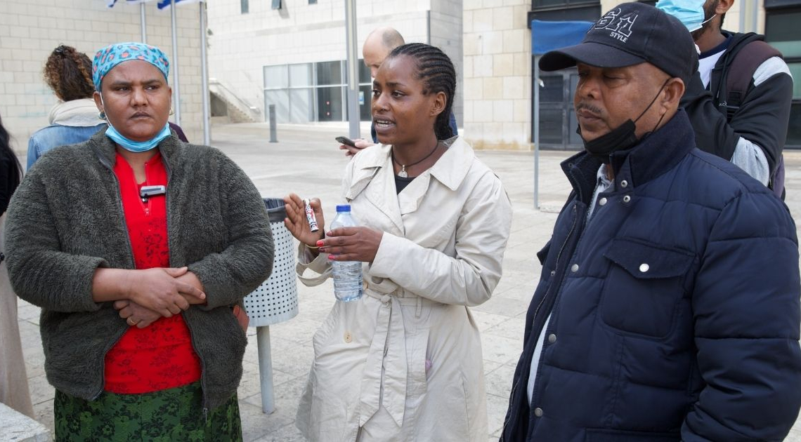 משפחת טקה מחוץ לבית המשפט היום | צילום: גיא עמיאל