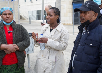 משפחת טקה מחוץ לבית המשפט היום | צילום: גיא עמיאל