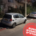 רכבים חונים על המדרכה | צילום: איליה קוגן