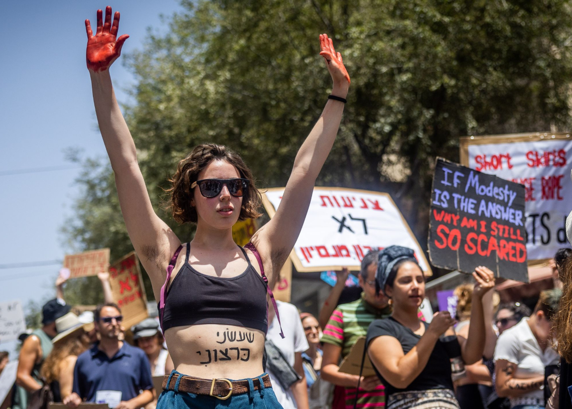 אישה ב"צעדת השרמוטות" | צילום: יונתן זינדל, פלאש 90