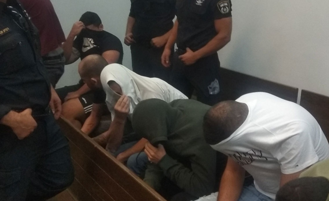 תומר מנוס בבית המשפט (שני משמאל)