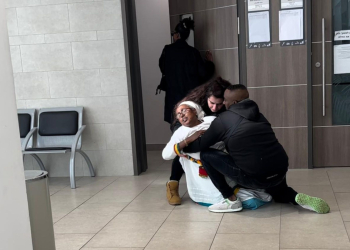 פרנו סלמסה, אמו של יוסף, מחוץ לבית המשפט | צילום: גיא עמיאל