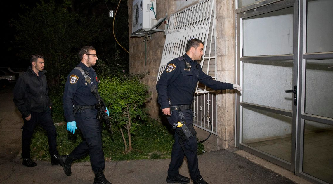 שוטרים נכנסים לבניין בירושלים | צילום: יונתן זינדל, פלאש 90 (למצולמים אין קשר לכתבה)