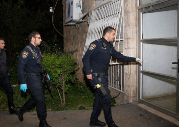 שוטרים נכנסים לבניין בירושלים | צילום: יונתן זינדל, פלאש 90 (למצולמים אין קשר לכתבה)