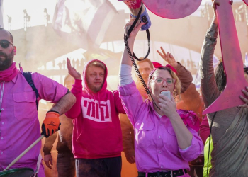 קוסטה (בחולצת קומי) בצעדת מחאה בשני בירושלים | צילום: איתי רון