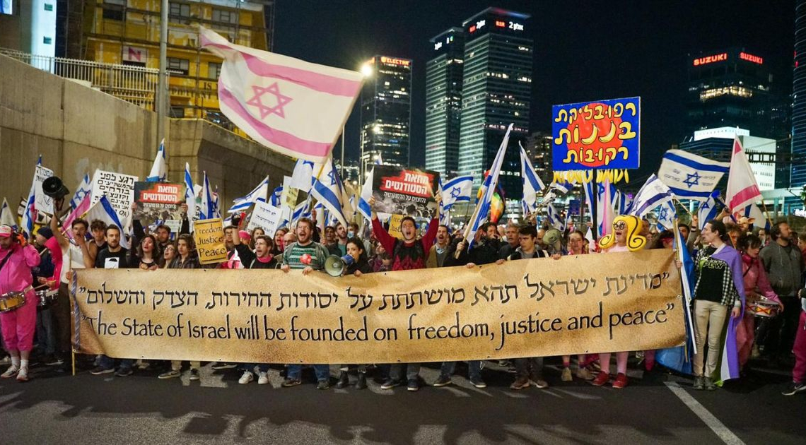 מפגינים חוסמים את איילון | צילום: איתי רון