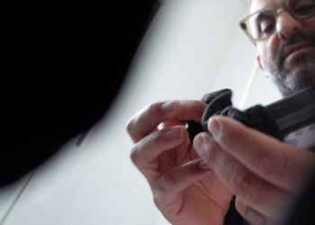 דור מלכה מכין את המצלמה בתא השירותים | מתוך הסרטון. למצולם אין קשר לצלם חתונות בשם זה