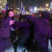 שוטרים מכים מפגין | צילום: איתי רון
