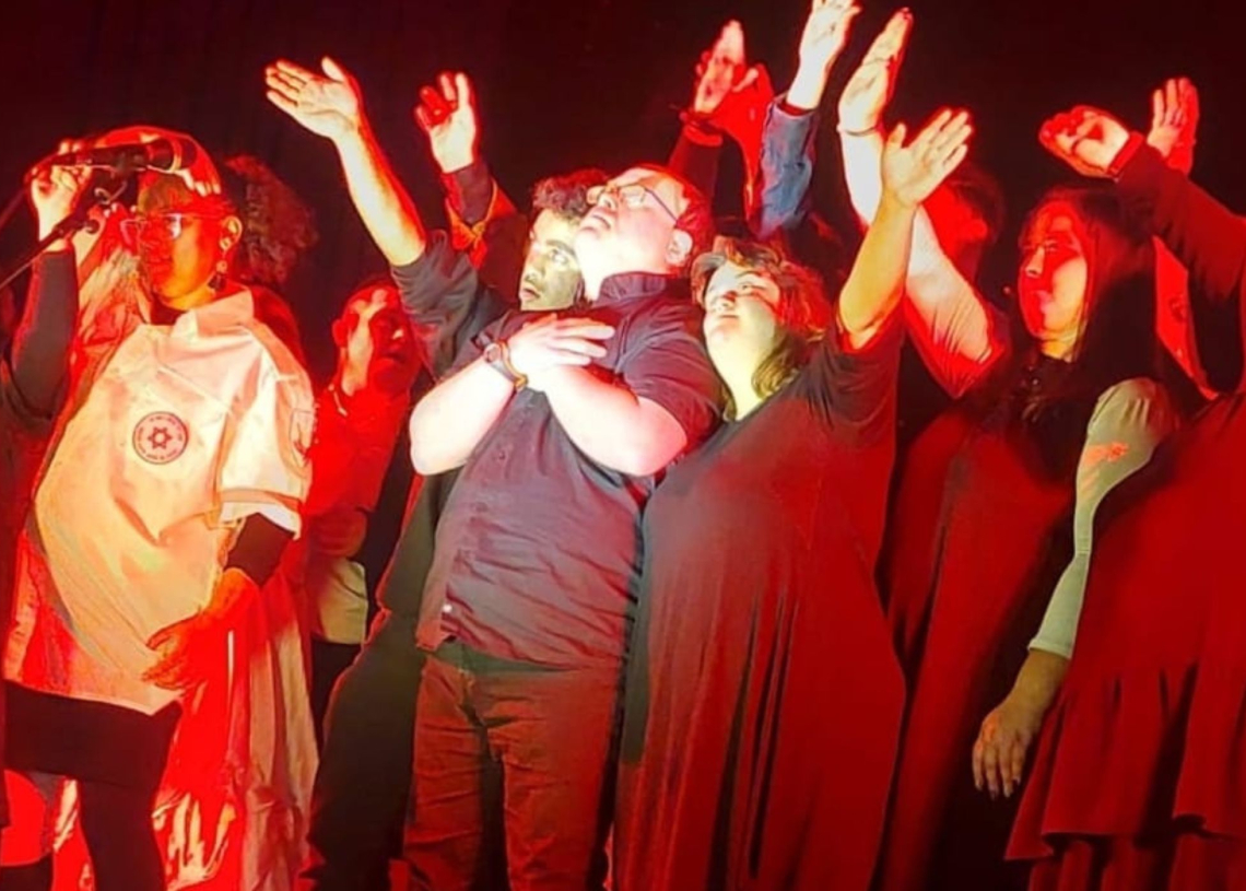 מתוך ההצגה "חלומות פשוטים" | צילום: מוטי הבר