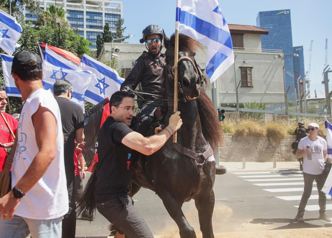 פרש מול מפגין, קפלן תל אביב | צילום: איתי רון