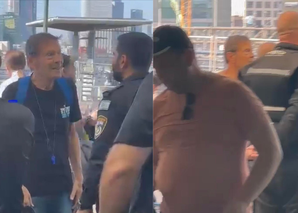 נוסע שנדרש להפוך חולצה עם הכיתוב "דמוקרטיה" בתחנת רכבת ההגנה | צילום: דור זומר