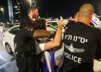 עימות בין שוטר יס"מ למפגין | צילום: איתי רון