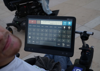 הכותב, טומי ברנצקו ומחשב מיקוד המבט שלו | צילום: איתי רון