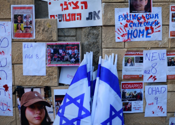 קיר החטופים בקרייה| צילום: תומר נויברג, פלאש 90