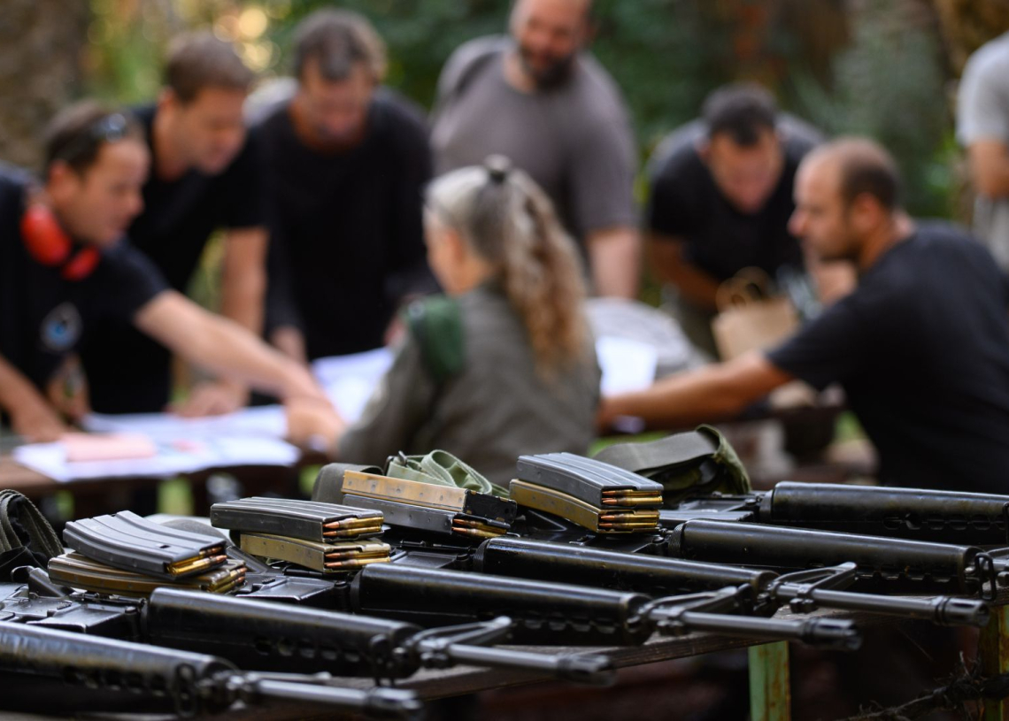 חלוקת נשקים לכיתות כוננות | צילום: אייל מרגולין, םלאש 90