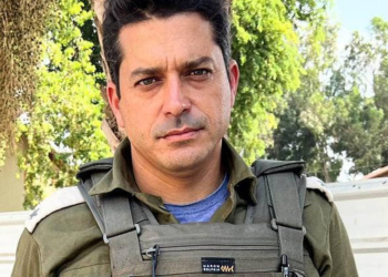 השר שיקלי עצמו התחייל והפיץ תמונה שלו עם מדים ורובה | צילום: דף הפייסבוק של עמיחי שיקלי