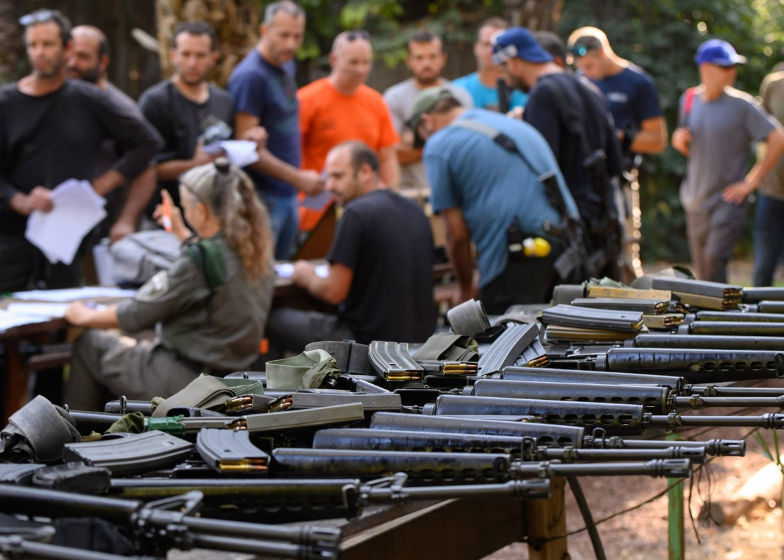 חלוקת נשקים בישובי הצפון בשבוע שעבר | צילום: אייל מרגולין, פלאש90