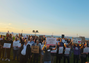 הפגנה נגד המלחמה בגן צ׳ארלס קלור בת״א | צילום: דוברות מפלגת חד״ש