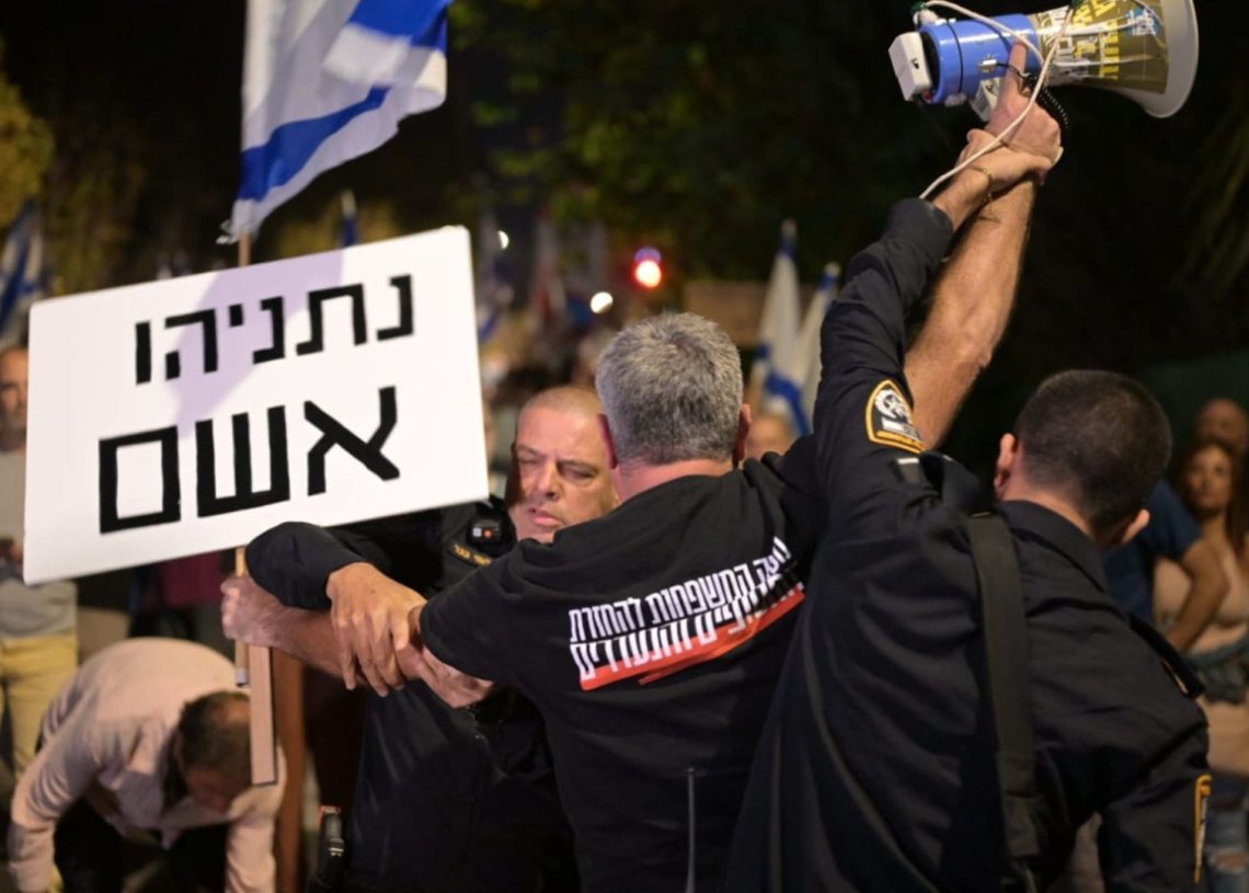 מחאה מול ביתו של נתניהו בקריאה להתפטרותו בשל מחדלי המלחמה | צילום: בן כהן