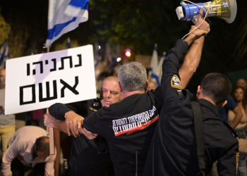 מחאה מול ביתו של נתניהו בקריאה להתפטרותו בשל מחדלי המלחמה | צילום: בן כהן