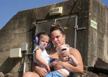 שרה שרון וילדיה בכפר סאלד | צילום: אפי שריר